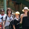 Angelina Jolie à Disneyland pour fêter l'anniversaire des jumeaux Knox et Vivienne (9 ans) à Anaheim, le 12 juillet 2017. Zahara (12 ans) et Shiloh (11 ans) les accompagnent, tandis que Maddox (15 ans) profitait des attractions avec Knox.