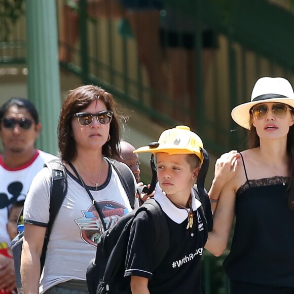 Angelina Jolie à Disneyland pour fêter l'anniversaire des jumeaux Knox et Vivienne (9 ans) à Anaheim, le 12 juillet 2017. Zahara (12 ans) et Shiloh (11 ans) les accompagnent, tandis que Maddox (15 ans) profitait des attractions avec Knox.