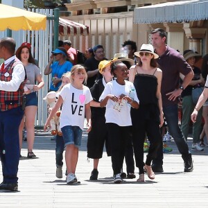 Angelina Jolie à Disneyland pour fêter l'anniversaire des jumeaux Knox et Vivienne (9 ans) à Anaheim, le 12 juillet 2017. Zahara (12 ans) et Shiloh (11 ans) les accompagnent, tandis que Maddox (15 ans) profitait des attractions avec Knox.