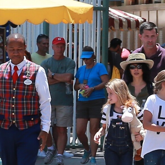 Angelina Jolie à Disneyland pour fêter l'anniversaire des jumeaux Knox et Vivienne (9 ans) à Anaheim, le 12 juillet 2017. Zahara (12 ans) et Shiloh (11 ans) les accompagnent, tandis que Maddox (15 ans) profitait des attractions avec Knox.