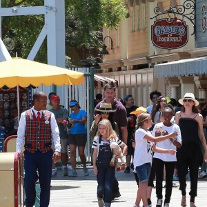 Angelina Jolie à Disneyland pour fêter l'anniversaire des jumeaux Knox et Vivienne (9 ans) à Anaheim, le 12 juillet 2017. Zahara (12 ans) et Shiloh (11 ans) les accompagnent, tandis que Maddox (15 ans) profitait des attractions avec Knox.