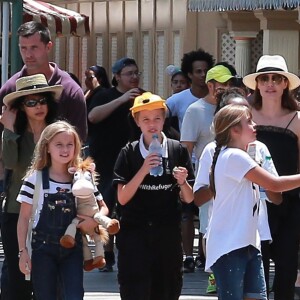 Angelina Jolie à Disneyland pour fêter l'anniversaire des jumeaux Knox et Vivienne (9 ans) à Anaheim, le 12 juillet 2017. Zahara (12 ans) et Shiloh (11 ans) les accompagnent, tandis que Maddox (15 ans) profitait des attractions avec Knox.