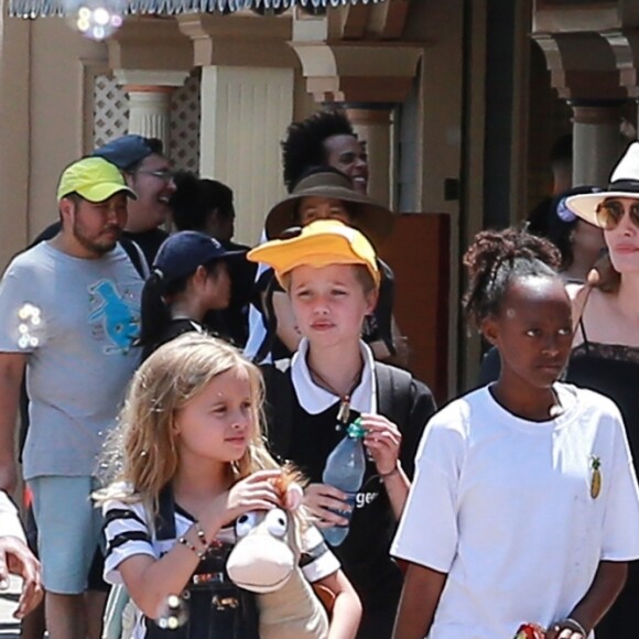 Angelina Jolie à Disneyland pour fêter l'anniversaire des jumeaux Knox et Vivienne (9 ans) à Anaheim, le 12 juillet 2017. Zahara (12 ans) et Shiloh (11 ans) les accompagnent, tandis que Maddox (15 ans) profitait des attractions avec Knox.