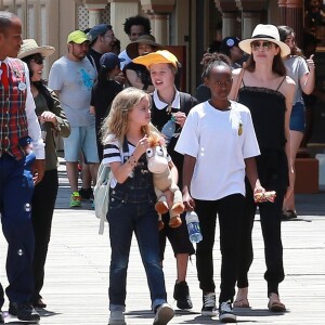 Angelina Jolie à Disneyland pour fêter l'anniversaire des jumeaux Knox et Vivienne (9 ans) à Anaheim, le 12 juillet 2017. Zahara (12 ans) et Shiloh (11 ans) les accompagnent, tandis que Maddox (15 ans) profitait des attractions avec Knox.