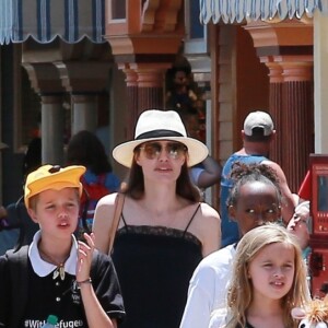 Angelina Jolie à Disneyland pour fêter l'anniversaire des jumeaux Knox et Vivienne (9 ans) à Anaheim, le 12 juillet 2017. Zahara (12 ans) et Shiloh (11 ans) les accompagnent, tandis que Maddox (15 ans) profitait des attractions avec Knox.