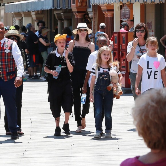 Angelina Jolie à Disneyland pour fêter l'anniversaire des jumeaux Knox et Vivienne (9 ans) à Anaheim, le 12 juillet 2017. Zahara (12 ans) et Shiloh (11 ans) les accompagnent, tandis que Maddox (15 ans) profitait des attractions avec Knox.