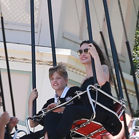 Angelina Jolie à Disneyland pour fêter l'anniversaire des jumeaux Knox et Vivienne (9 ans) à Anaheim, le 12 juillet 2017. Zahara (12 ans) et Shiloh (11 ans) les accompagnent, tandis que Maddox (15 ans) profitait des attractions avec Knox.