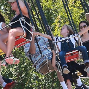 Angelina Jolie à Disneyland pour fêter l'anniversaire des jumeaux Knox et Vivienne (9 ans) à Anaheim, le 12 juillet 2017. Zahara (12 ans) et Shiloh (11 ans) les accompagnent, tandis que Maddox (15 ans) profitait des attractions avec Knox.