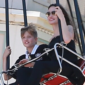 Angelina Jolie à Disneyland pour fêter l'anniversaire des jumeaux Knox et Vivienne (9 ans) à Anaheim, le 12 juillet 2017. Zahara (12 ans) et Shiloh (11 ans) les accompagnent, tandis que Maddox (15 ans) profitait des attractions avec Knox.