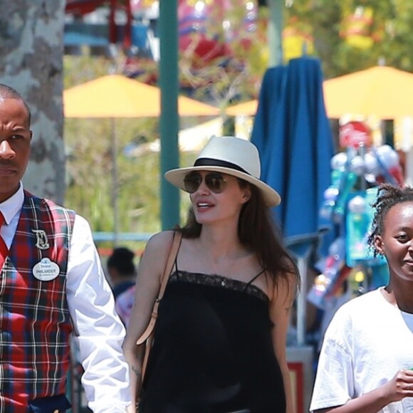 Angelina Jolie à Disneyland pour fêter l'anniversaire des jumeaux Knox et Vivienne (9 ans) à Anaheim, le 12 juillet 2017. Zahara (12 ans) et Shiloh (11 ans) les accompagnent, tandis que Maddox (15 ans) profitait des attractions avec Knox.