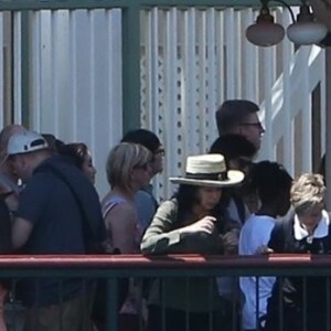Angelina Jolie à Disneyland pour fêter l'anniversaire des jumeaux Knox et Vivienne (9 ans) à Anaheim, le 12 juillet 2017. Zahara (12 ans) et Shiloh (11 ans) les accompagnent, tandis que Maddox (15 ans) profitait des attractions avec Knox.