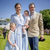 La princesse Victoria, le prince Daniel et leurs enfants la princesse Estelle et le prince Oscar - La princesse Victoria de Suède fête son 40ème anniversaire entourée de sa famille au château de Solliden sur l'île d'Oland le 15 juillet 2017, au lendemain de la date de sa naissance elle rencontre la population venue lui apporter des cadeaux