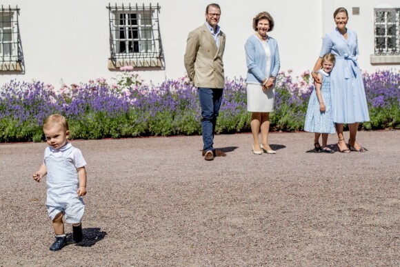 La princesse Victoria, le prince Daniel et leurs enfants la princesse Estelle et le prince Oscar, sa mère la reine Silvia - La princesse Victoria de Suède fête son 40ème anniversaire entourée de sa famille au château de Solliden sur l'île d'Oland le 15 juillet 2017, au lendemain de la date de sa naissance elle rencontre la population venue lui apporter des cadeaux