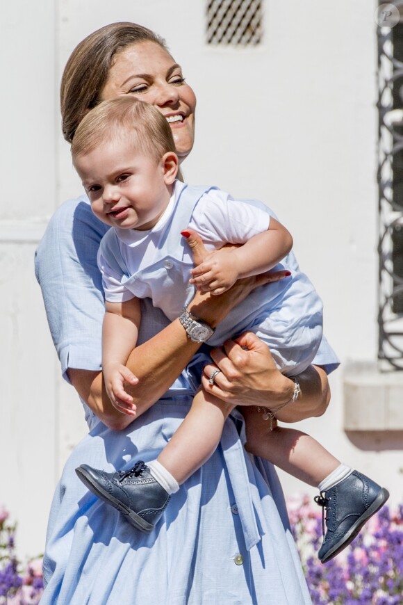 La princesse Victoria et son fils le prince Oscar - La princesse Victoria de Suède fête son 40ème anniversaire entourée de sa famille au château de Solliden sur l'île d'Oland le 15 juillet 2017, au lendemain de la date de sa naissance elle rencontre la population venue lui apporter des cadeaux