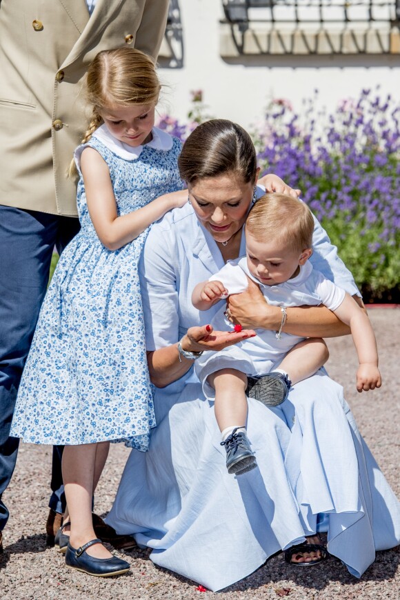 La princesse Victoria, ses enfants la princesse Estelle et le prince Oscar - La princesse Victoria de Suède fête son 40ème anniversaire entourée de sa famille au château de Solliden sur l'île d'Oland le 15 juillet 2017, au lendemain de la date de sa naissance elle rencontre la population venue lui apporter des cadeaux