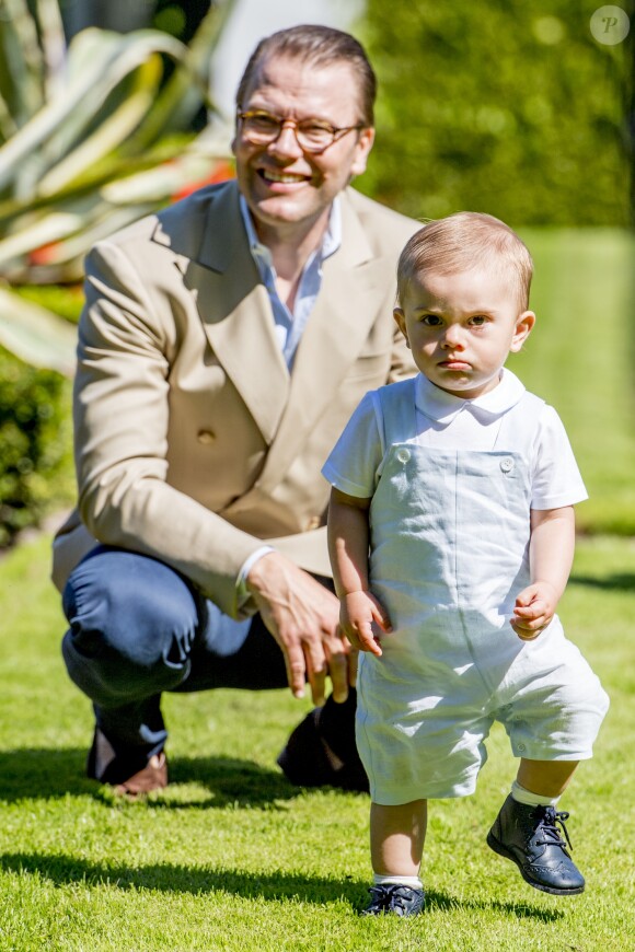 Le prince Daniel et son fils le prince Oscar- La princesse Victoria de Suède fête son 40ème anniversaire entourée de sa famille au château de Solliden sur l'île d'Oland le 15 juillet 2017, au lendemain de la date de sa naissance elle rencontre la population venue lui apporter des cadeaux