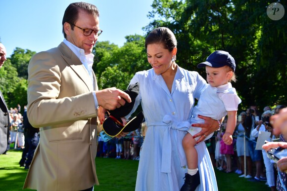 La princesse Victoria, le prince Daniel et leur fils le prince Oscar, sa mère la reine Silvia - La princesse Victoria de Suède fête son 40ème anniversaire entourée de sa famille au château de Solliden sur l'île d'Oland le 15 juillet 2017, au lendemain de la date de sa naissance elle rencontre la population venue lui apporter des cadeaux