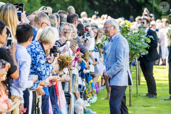 Le roi Carl Gustav - La princesse Victoria de Suède fête son 40ème anniversaire entourée de sa famille au château de Solliden sur l'île d'Oland le 15 juillet 2017, au lendemain de la date de sa naissance elle rencontre la population venue lui apporter des cadeaux