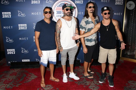 Le groupe Backstreet Boys (Nick Carter, Kevin Richardson, Brian Littrell, A. J. McLean, Howie Dorough) au Drais Beachclub à l'hôtel & Casino Cromwell à Las Vegas, le 2 juillet 2017
