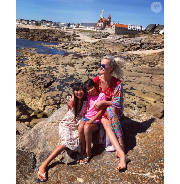 Laeticia Hallyday en vacances en Bretagne avec ses filles Jade et Joy le 15 juillet 2017