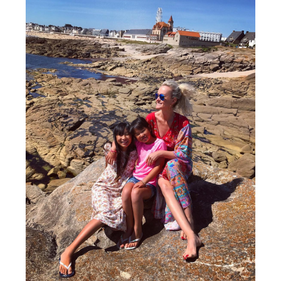 Laeticia Hallyday en vacances en Bretagne avec ses filles Jade et Joy le 15 juillet 2017