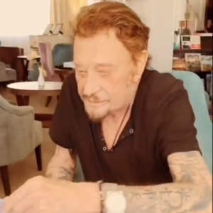 Johnny Hallyday en vacances en Bretagne avec ses filles Jade et Joy le 16 juillet 2017