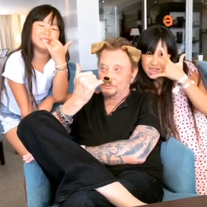 Johnny Hallyday en vacances en Bretagne avec ses filles Jade et Joy le 16 juillet 2017