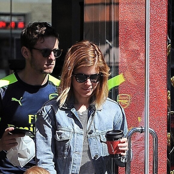 Exclusif - Kate Mara et son fiancé Jamie Bell sortent du café chez Silverlake avec le fils de Bell à Los Angeles Le 13 mai 2017 Merci de flouter le visage des enfants avant publication  13 MAY 2017 Los Angeles, CA - EXCLUSIVE Kate Mara and Jamie Bell grab coffee in Silverlake with Bell's son. Kate walks the little guy out holding his hand. Jamie and his son are both wearing "Fly Emirates" shirts. Kate keeps it simple in sweats and a striped tee paired with a denim jacket and sneakers.13/05/2017 - Los Angeles