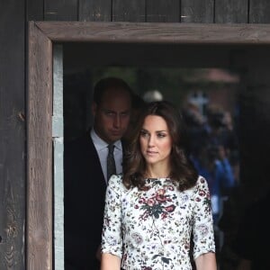 Le prince William et la duchesse Catherine de Cambridge ont visité le 18 juillet 2017 l'ancien camp de concentration de Stutthof, près de Gdansk, lors de leur visite officielle en Pologne, le premier établi par les nazis dans le pays, en 1939, et l'un des derniers libérés par les Alliés, en 1945.