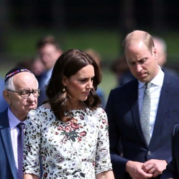 Le prince William et la duchesse Catherine de Cambridge ont visité le 18 juillet 2017 l'ancien camp de concentration de Stutthof, près de Gdansk, lors de leur visite officielle en Pologne, le premier établi par les nazis dans le pays, en 1939, et l'un des derniers libérés par les Alliés, en 1945.