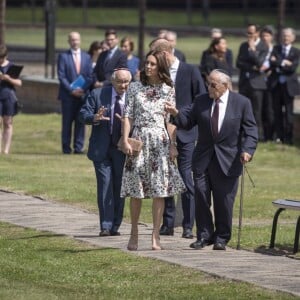 Le prince William et la duchesse Catherine de Cambridge ont visité le 18 juillet 2017 l'ancien camp de concentration de Stutthof, près de Gdansk, lors de leur visite officielle en Pologne, le premier établi par les nazis dans le pays, en 1939, et l'un des derniers libérés par les Alliés, en 1945.