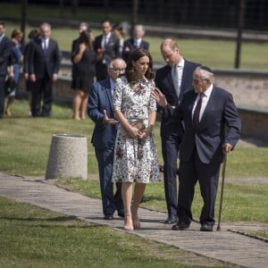 Le prince William et la duchesse Catherine de Cambridge ont visité le 18 juillet 2017 l'ancien camp de concentration de Stutthof, près de Gdansk, lors de leur visite officielle en Pologne, le premier établi par les nazis dans le pays, en 1939, et l'un des derniers libérés par les Alliés, en 1945.