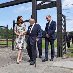 Le prince William et la duchesse Catherine de Cambridge franchissant la "porte de la mort" lors de leur visite le 18 juillet 2017 de l'ancien camp de concentration de Stutthof, près de Gdansk, au cours de leur visite officielle en Pologne, le premier établi par les nazis dans le pays, en 1939, et l'un des derniers libérés par les Alliés, en 1945.