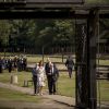 Le prince William et la duchesse Catherine de Cambridge franchissant la "porte de la mort" lors de leur visite le 18 juillet 2017 de l'ancien camp de concentration de Stutthof, près de Gdansk, au cours de leur visite officielle en Pologne, le premier établi par les nazis dans le pays, en 1939, et l'un des derniers libérés par les Alliés, en 1945.
