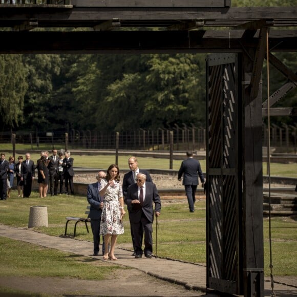 Le prince William et la duchesse Catherine de Cambridge franchissant la "porte de la mort" lors de leur visite le 18 juillet 2017 de l'ancien camp de concentration de Stutthof, près de Gdansk, au cours de leur visite officielle en Pologne, le premier établi par les nazis dans le pays, en 1939, et l'un des derniers libérés par les Alliés, en 1945.