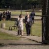Le prince William et la duchesse Catherine de Cambridge franchissant la "porte de la mort" lors de leur visite le 18 juillet 2017 de l'ancien camp de concentration de Stutthof, près de Gdansk, au cours de leur visite officielle en Pologne, le premier établi par les nazis dans le pays, en 1939, et l'un des derniers libérés par les Alliés, en 1945.