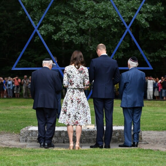 Le prince William et la duchesse Catherine de Cambridge se recueillant devant l'Etoile de David avec deux survivants lors de leur visite le 18 juillet 2017 de l'ancien camp de concentration de Stutthof, près de Gdansk, au cours de leur visite officielle en Pologne, le premier établi par les nazis dans le pays, en 1939, et l'un des derniers libérés par les Alliés, en 1945.