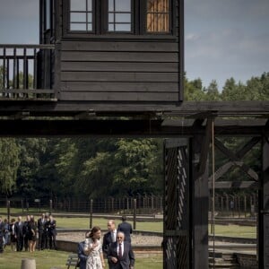 Le prince William et la duchesse Catherine de Cambridge franchissant la "porte de la mort" lors de leur visite le 18 juillet 2017 de l'ancien camp de concentration de Stutthof, près de Gdansk, au cours de leur visite officielle en Pologne, le premier établi par les nazis dans le pays, en 1939, et l'un des derniers libérés par les Alliés, en 1945.