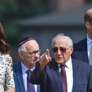 Le prince William et la duchesse Catherine de Cambridge ont visité le 18 juillet 2017 l'ancien camp de concentration de Stutthof, près de Gdansk, lors de leur visite officielle en Pologne, le premier établi par les nazis dans le pays, en 1939, et l'un des derniers libérés par les Alliés, en 1945.