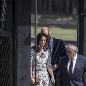 Le prince William et la duchesse Catherine de Cambridge ont visité le 18 juillet 2017 l'ancien camp de concentration de Stutthof, près de Gdansk, lors de leur visite officielle en Pologne, le premier établi par les nazis dans le pays, en 1939, et l'un des derniers libérés par les Alliés, en 1945.