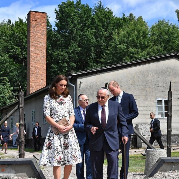 Le prince William et la duchesse Catherine de Cambridge ont visité le 18 juillet 2017 l'ancien camp de concentration de Stutthof, près de Gdansk, lors de leur visite officielle en Pologne, le premier établi par les nazis dans le pays, en 1939, et l'un des derniers libérés par les Alliés, en 1945.