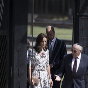 Le prince William et la duchesse Catherine de Cambridge ont visité le 18 juillet 2017 l'ancien camp de concentration de Stutthof, près de Gdansk, lors de leur visite officielle en Pologne, le premier établi par les nazis dans le pays, en 1939, et l'un des derniers libérés par les Alliés, en 1945.