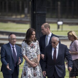 Le prince William et la duchesse Catherine de Cambridge ont visité le 18 juillet 2017 l'ancien camp de concentration de Stutthof, près de Gdansk, lors de leur visite officielle en Pologne, le premier établi par les nazis dans le pays, en 1939, et l'un des derniers libérés par les Alliés, en 1945.