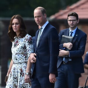 Le prince William et la duchesse Catherine de Cambridge ont visité le 18 juillet 2017 l'ancien camp de concentration de Stutthof, près de Gdansk, lors de leur visite officielle en Pologne, le premier établi par les nazis dans le pays, en 1939, et l'un des derniers libérés par les Alliés, en 1945.