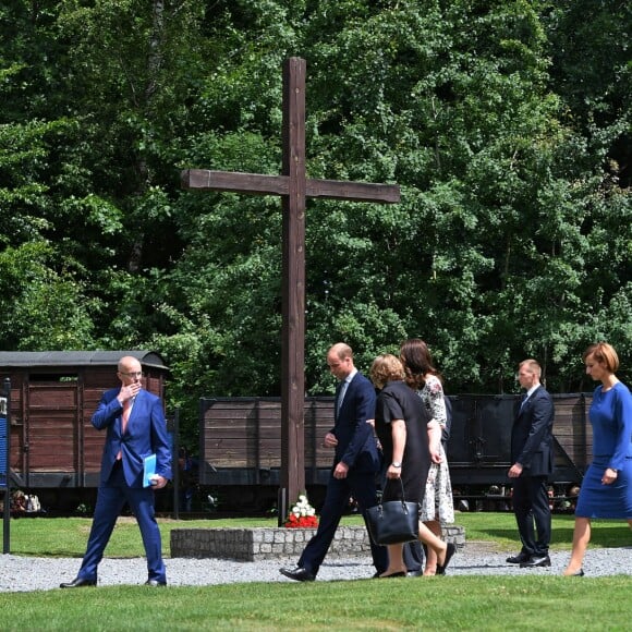 Le prince William et la duchesse Catherine de Cambridge ont visité le 18 juillet 2017 l'ancien camp de concentration de Stutthof, près de Gdansk, lors de leur visite officielle en Pologne, le premier établi par les nazis dans le pays, en 1939, et l'un des derniers libérés par les Alliés, en 1945.