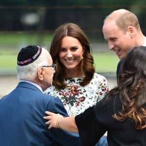 Le prince William et la duchesse Catherine de Cambridge ont visité le 18 juillet 2017 l'ancien camp de concentration de Stutthof, près de Gdansk, lors de leur visite officielle en Pologne, le premier établi par les nazis dans le pays, en 1939, et l'un des derniers libérés par les Alliés, en 1945.