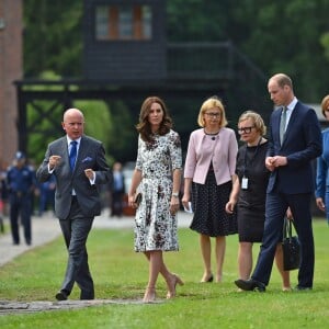 Le prince William et la duchesse Catherine de Cambridge ont visité le 18 juillet 2017 l'ancien camp de concentration de Stutthof, près de Gdansk, lors de leur visite officielle en Pologne, le premier établi par les nazis dans le pays, en 1939, et l'un des derniers libérés par les Alliés, en 1945.