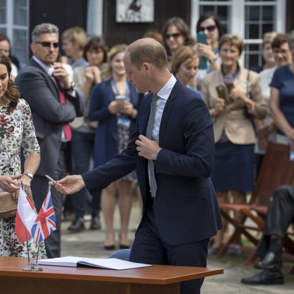 Le prince William et la duchesse Catherine de Cambridge ont visité le 18 juillet 2017 l'ancien camp de concentration de Stutthof, près de Gdansk, lors de leur visite officielle en Pologne, le premier établi par les nazis dans le pays, en 1939, et l'un des derniers libérés par les Alliés, en 1945.