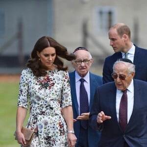 Le prince William et la duchesse Catherine de Cambridge ont visité le 18 juillet 2017 l'ancien camp de concentration de Stutthof, près de Gdansk, lors de leur visite officielle en Pologne, le premier établi par les nazis dans le pays, en 1939, et l'un des derniers libérés par les Alliés, en 1945.