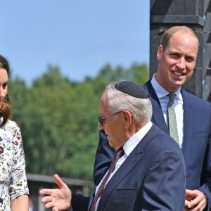 Le prince William et la duchesse Catherine de Cambridge ont visité le 18 juillet 2017 l'ancien camp de concentration de Stutthof, près de Gdansk, lors de leur visite officielle en Pologne, le premier établi par les nazis dans le pays, en 1939, et l'un des derniers libérés par les Alliés, en 1945.